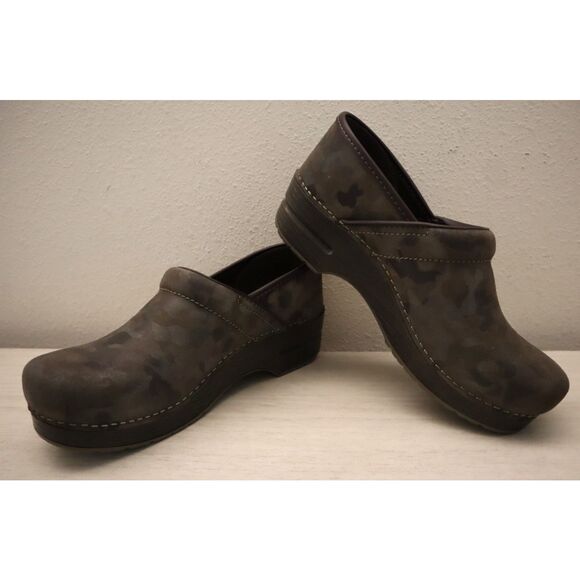 Dansko 106-989878 Women's Sz 9.5-10M Professional Camo Suede Nursing Clogs - Picture 15 of 16